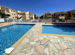 studio avec terrasse et piscine